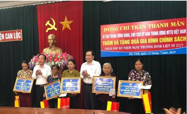 Đồng chí Trần Thanh Mẫn tặng quà gia đình chính sách trong dịp kỷ niệm 51 năm chiến thắng Đồng Lộc